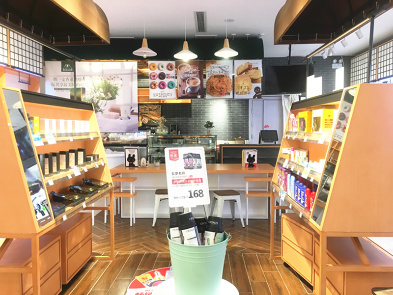 店铺里侧设有专门的休息区。