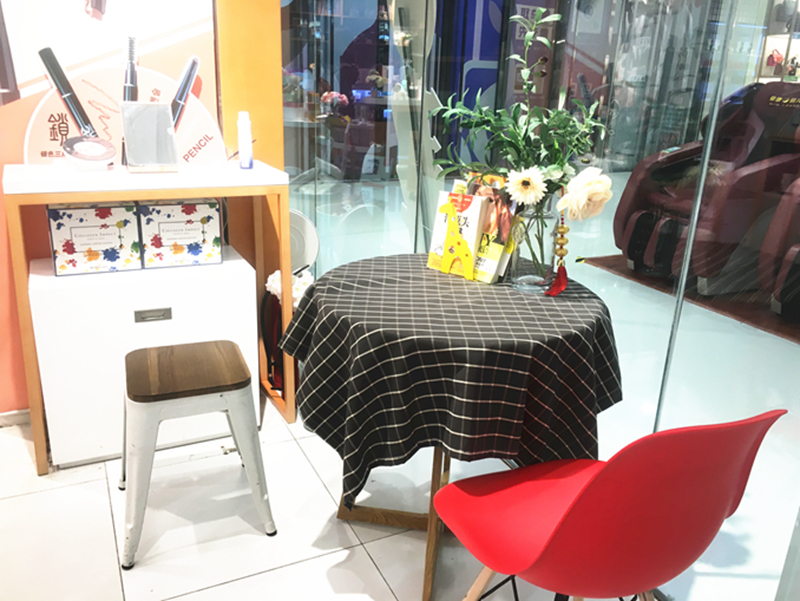 部分店铺还设有甜品站，让顾客逛店+吃甜品+自拍“三不误”。