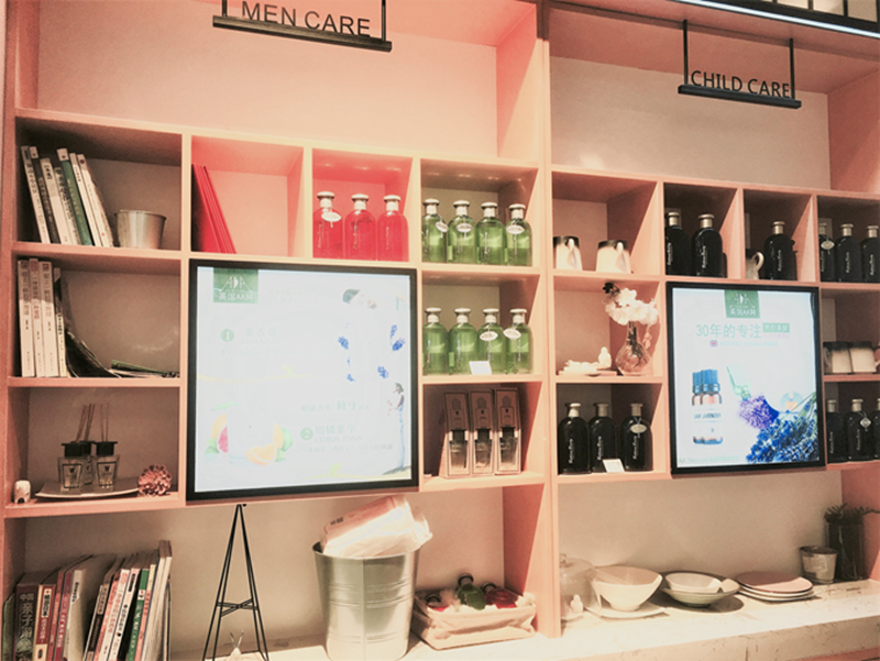 紧邻休息区的是打造成“无印良品风格”的个人护理区，并细分为男士护理、婴童护理等小区域。