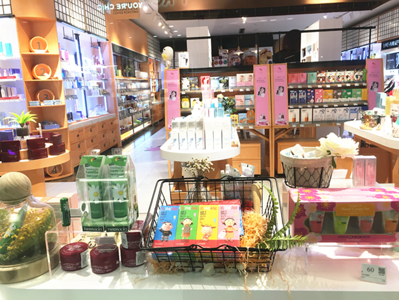 店门口的玻璃橱窗也被利用起来，精心陈设了手霜、面膜、化妆棉等限时低价、热卖引流品。