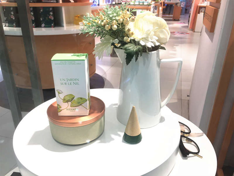 个性化射灯和精致的小工艺品，营造出了整个店铺的精致轻奢购物氛围。