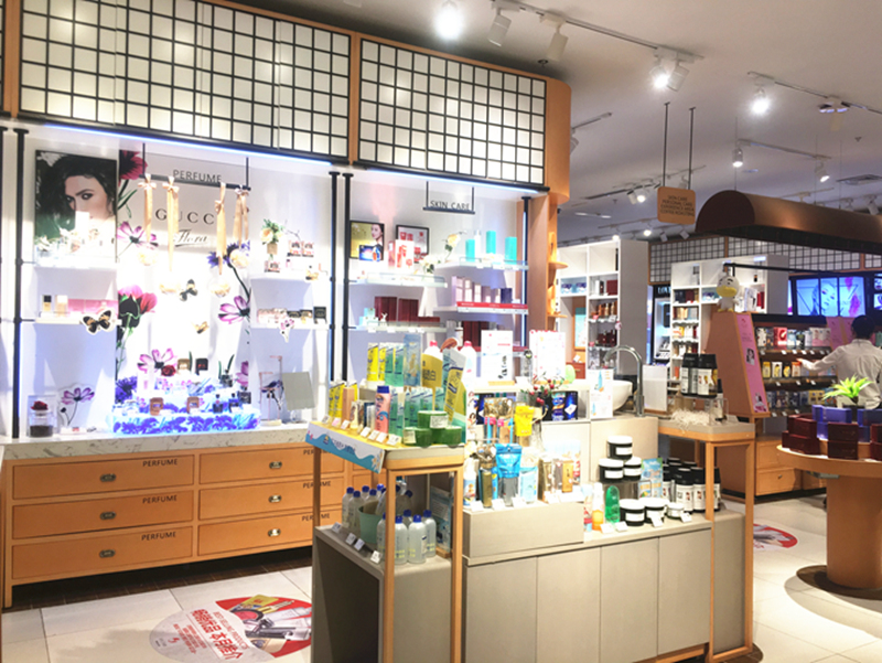 时尚潮流的店铺氛围和突出的货品优势，让狐狸小妖成为安徽省时尚度可以媲美丝芙兰的化妆品连锁店。