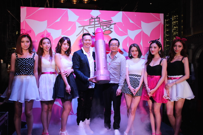 1438135894180344.jpg 内地女子偶像天团AIO的经纪公司也在现场与玻儿公司签订新一轮代言合约.JPG