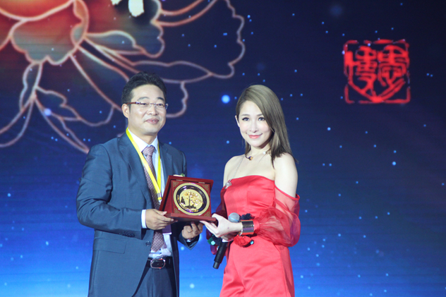 1440048476906364.jpg 萧亚轩现场助阵,获刘峰亲赠礼物.jpg