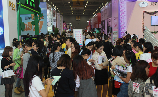 1444886969950799.jpg 展馆内的参展人群.JPG