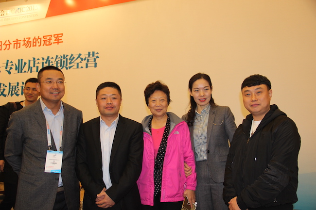 1446950101561138.jpg 国连锁经营协会会长(左三)郭戈平与对话嘉宾合影.JPG