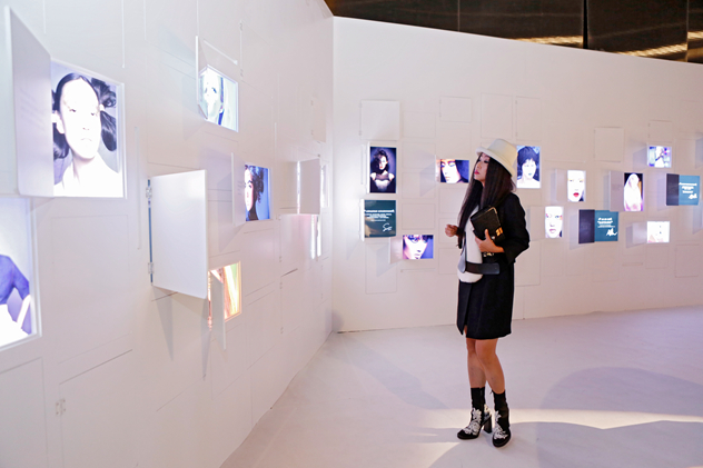 1447757139438556.jpg 玛丽黛佳创始人崔晓红参观越域精神艺术展_2.JPG