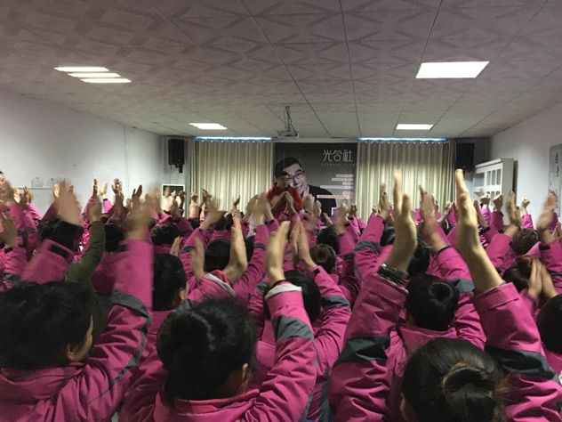 1451303698457602.jpg 4.丽源的光芒反响热烈.JPG