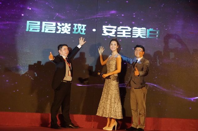 5.韩雅事业部总经理王正标、韩雅化妆品代表理事金亨烈、李多海共同启动新品发布仪式.JPG