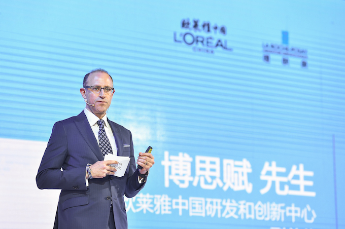 1463581362869534.jpg 新闻配图:欧莱雅中国研发和创新副总裁博思赋深入解析UV紫外线感应贴背后的科技力.jpg