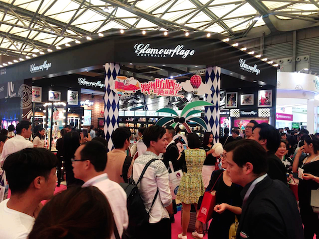 1463664699217606.jpg 3格兰玛弗兰展区现场人潮涌动.jpg