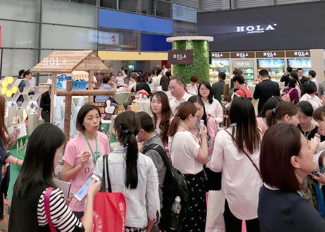 4人潮不断的展会现场.jpg