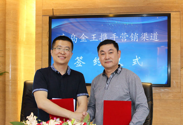 1468330520183159.jpg 臧晓方与唐风杰签约.jpg