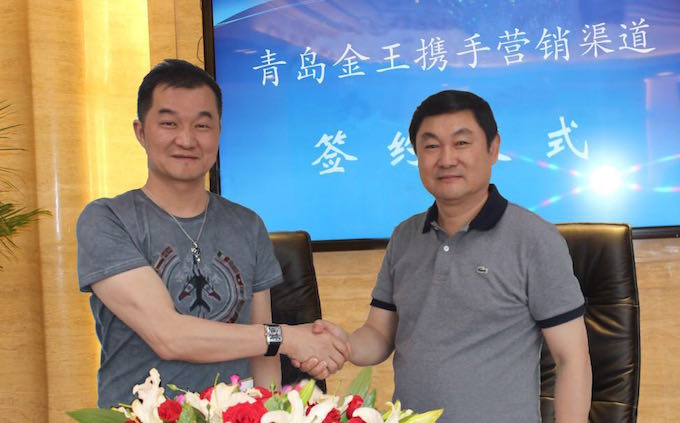 青岛金王股份有限公司总经理唐风杰与陈晶签约.jpg