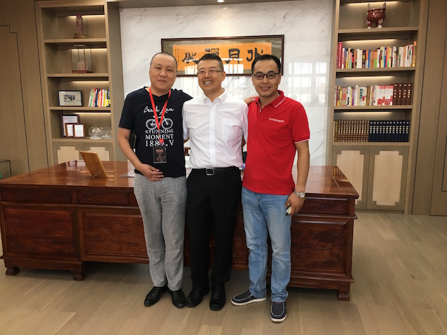 1472625597346761.jpg 3山东志远洗化孙志远、彤颜实业总经理琚建伟、彤颜连锁直供事业部总经理徐锋.JPG