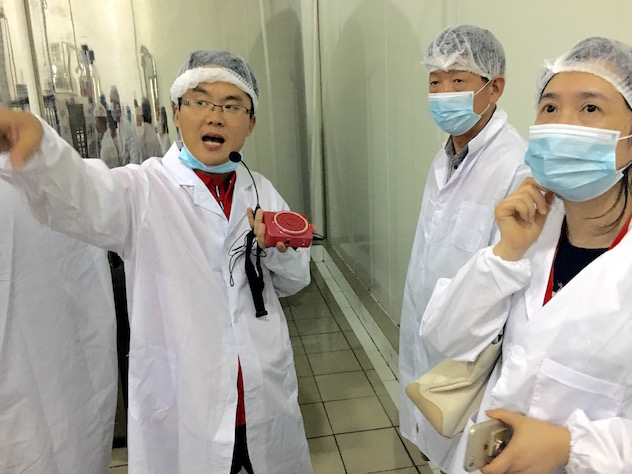 1472625632412905.jpg 5刘工带领嘉宾参观新工厂.jpg