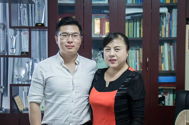 王子露与母亲晨晓日化创始人陈晓.jpg