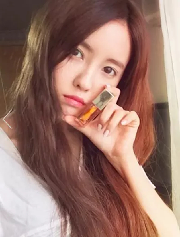 韩国女明星在社交媒体上推荐一种黄色小物,是Clarins最新推出的修护唇油 韩国女明星在社交媒体上推荐一种黄色小物,是Clarins最新推出的修护唇油