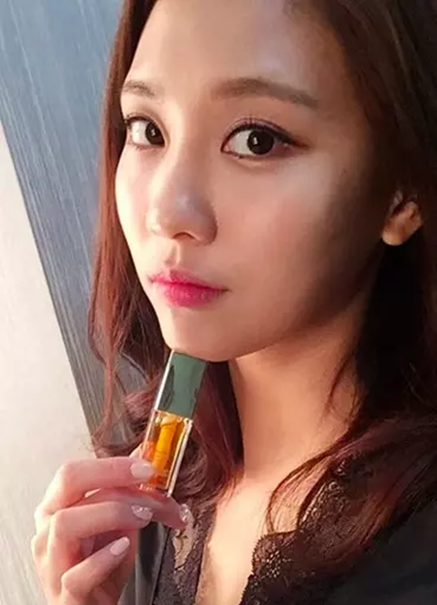 韩国女明星在社交媒体上推荐一种黄色小物,是Clarins最新推出的修护唇油 韩国女明星在社交媒体上推荐一种黄色小物,是Clarins最新推出的修护唇油