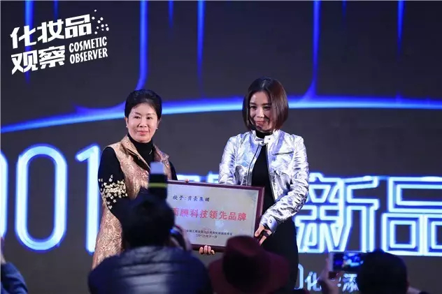 中华全国工商业联合会美容化妆品业商会会长马娅(左) 中华全国工商业联合会美容化妆品业商会会长马娅(左)