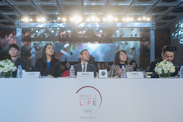 1481288478775197.jpg 中国妇女发展基金会副秘书长张建岷女士、美宝莲纽约全国培训经理夏了了先生.jpg