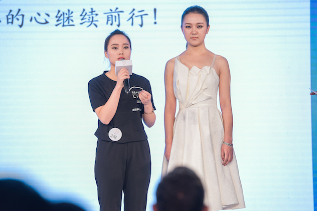 1481288799780602.jpg 图5最佳风采奖得主康美清向评委和观众介绍作品创意理念.jpg