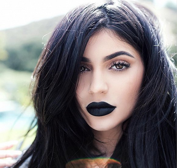 Kylie Jenner的中毒唇色照样引得众人争相效仿