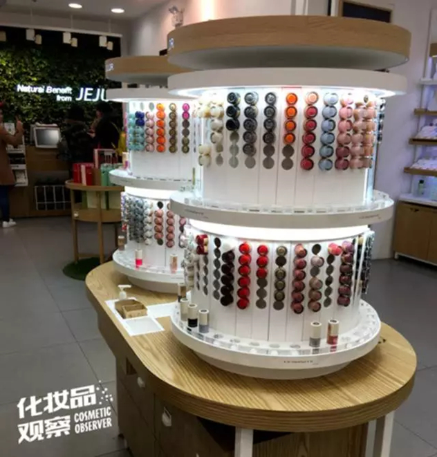 悦诗风吟中的指甲油陈列架 悦诗风吟中的指甲油陈列架