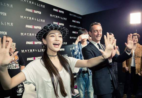 Angelababy曾与美宝莲进行直播合作,卖出10060支口红 Angelababy曾与美宝莲进行直播合作,卖出10060支口红