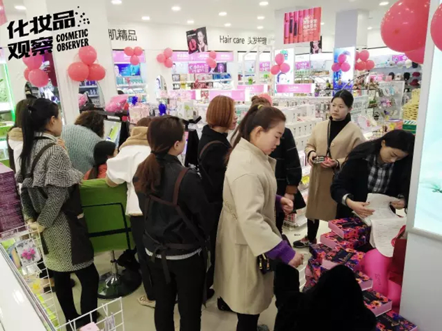 伊卡露诗“唇情18炫童颜”闺蜜趴 伊卡露诗“唇情18炫童颜”闺蜜趴