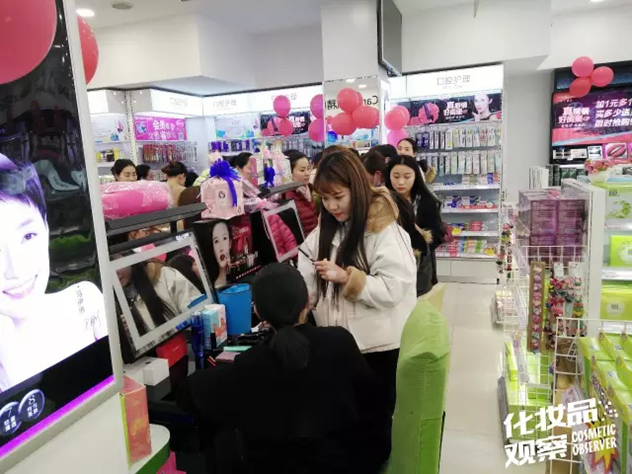 伊卡露诗“唇情18炫童颜”闺蜜趴 伊卡露诗“唇情18炫童颜”闺蜜趴