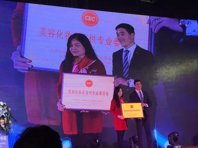 1489227079603144.jpg 美协李秘书长受直供宝牌匾.jpg