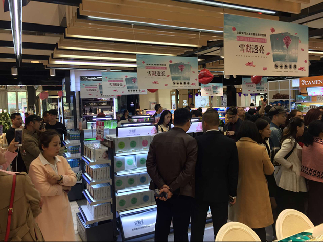 秀妍美妆店内的北极泉多点陈列 秀妍美妆店内的北极泉多点陈列