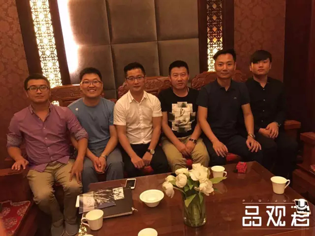 从左到右依次是:运城嘉禾商贸有限公司总经理韩志强,太原泰和盛贸易公司总经理高瑞刚,广州市有喜化妆品有限公司CEO林伟鹏,大同信丽诚贸易公司总经理白兴华,有喜直供事业部总经理姚泽鑫,长治勤龙商贸总经理史勤龙史勤龙 从左到右依次是:运城嘉禾商贸有限公司总经理韩志强,太原泰和盛贸易公司总经理高瑞刚,广州市有喜化妆品有限公司CEO林伟鹏,大同信丽诚贸易公司总经理白兴华,有喜直供事业部总经理姚泽鑫,长治勤龙商贸总经理史勤龙史勤龙