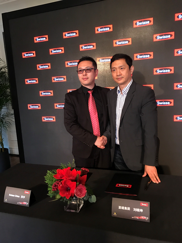 Swisse线下销售总监邢宇和纽西之谜董事长刘晓坤（右）