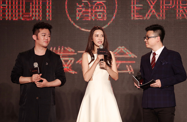 李东田(左一)与张大奕(左二) 李东田(左一)与张大奕(左二)