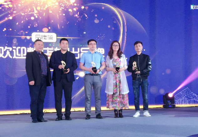 美丽小铺总经理肖杰(右一) 美丽小铺总经理肖杰(右一)
