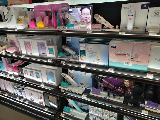 1494838121955779.jpg 几乎每一家丝芙兰门店都用一个中岛专柜来陈列仪器类产品.jpg