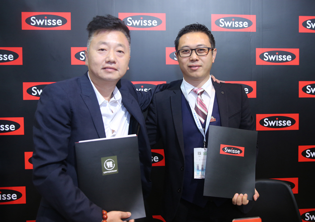 1495701854849072.jpg 亚缇集团公司副总裁陆勇奇和swisse全国线下销售总监刑宇_副本.jpg
