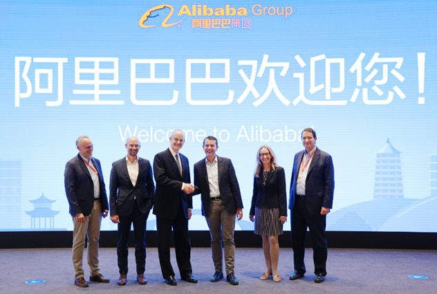 阿里巴巴集团总裁Michael Evans(左三)和dm董事会经理Christoph Werner(右三) 阿里巴巴集团总裁Michael Evans(左三)和dm董事会经理Christoph Werner(右三)