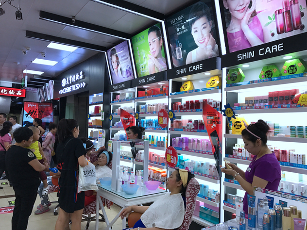 1499063623138467.jpg 天宇店内顾客体验中_副本.jpg