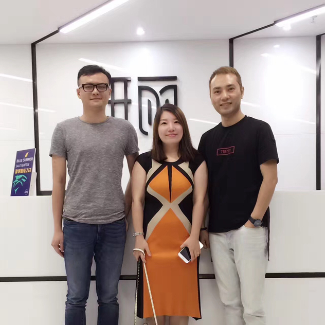 天猫美妆高端线运营总监Cindy(中)和妍丽集团(中国)总经理朱虎诚(右) 天猫美妆高端线运营总监Cindy(中)和妍丽集团(中国)总经理朱虎诚(右)