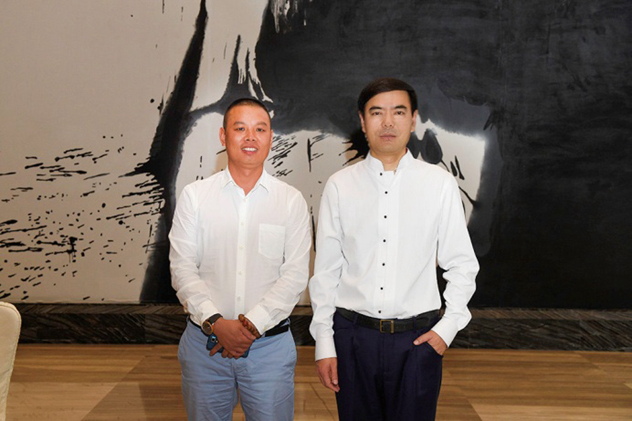 深圳茂华承办龙俱乐部活动,图为深圳茂华总经理胡向东(左)与伽蓝集团董事长郑春影(右)的合影 深圳茂华承办龙俱乐部活动,图为深圳茂华总经理胡向东(左)与伽蓝集团董事长郑春影(右)的合影