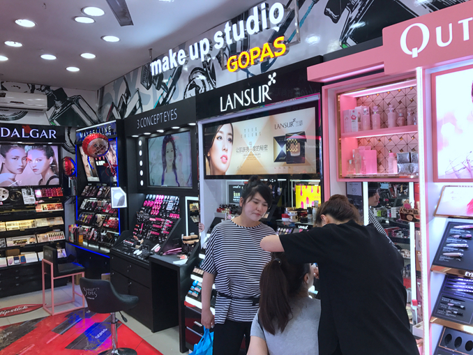 1504076143204006.jpg 国产彩妆区 灯箱下的当月活动主题品牌01.jpg