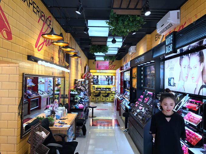 1504076282851404.jpg 中意店内进口彩妆区让人眼前一亮10.jpg