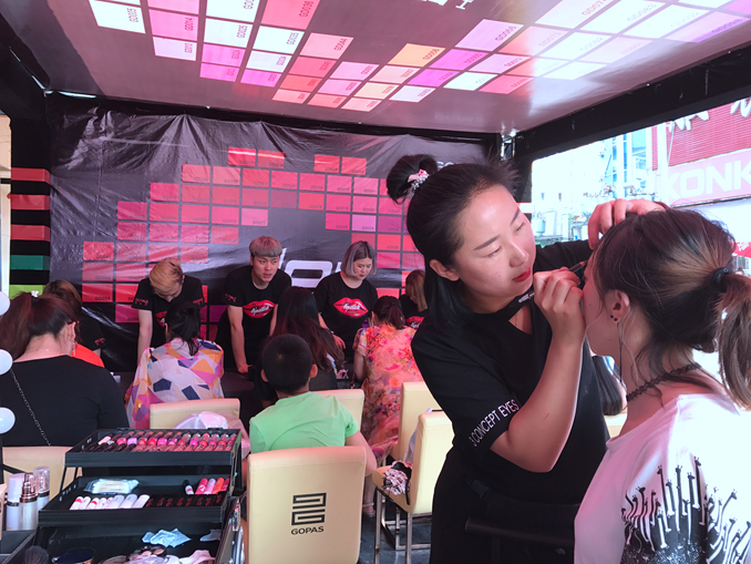 1504076554985444.jpg 中意店内彩妆品牌活动进行中09.jpg