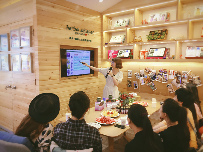 1504162780494442.jpg 店内沙龙是荟诗经常举办的2.jpg
