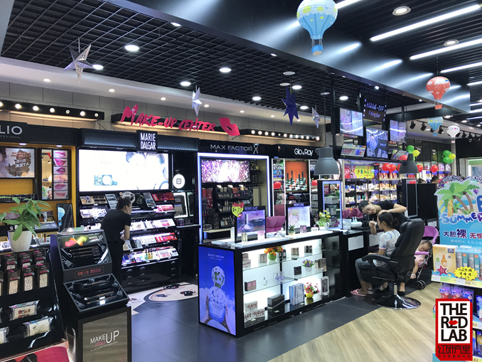 1504513150767029.jpg 4(L型的吊顶设计,配合颜色、风格分明的地砖,仿佛形成了区域框架,将彩妆区从其他品类区域中自然而然地过渡开来)04.jpg