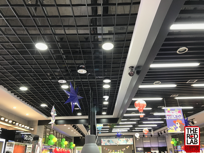 1504513308118135.jpg 5(上午的营业时间中,彩妆区及护肤区的射灯开启状态对比明显)05.jpg