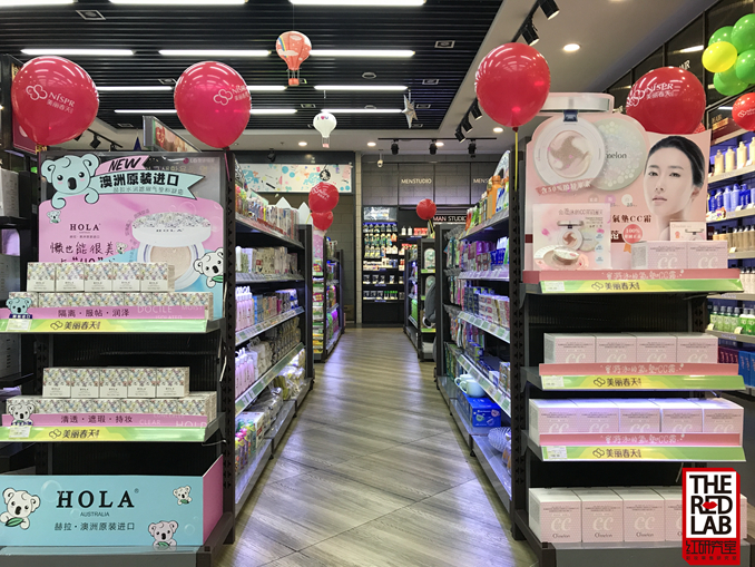 1504513801115826.jpg 19(店内中岛货架两端陈列的气垫类产品)18.jpg